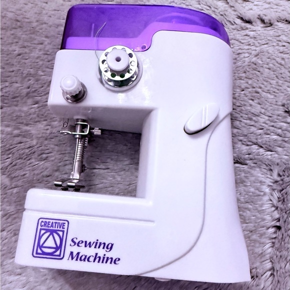 Creative mini Sewing Machine - Picture 4 of 7